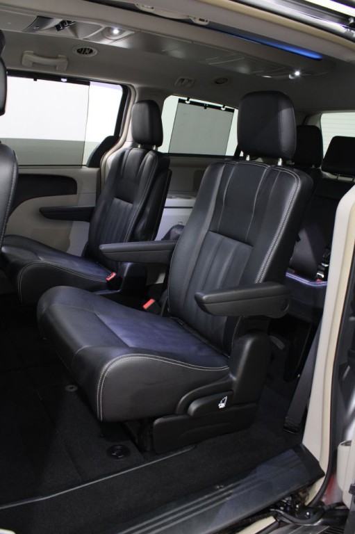 2016 Chrysler Town & Country Image 16