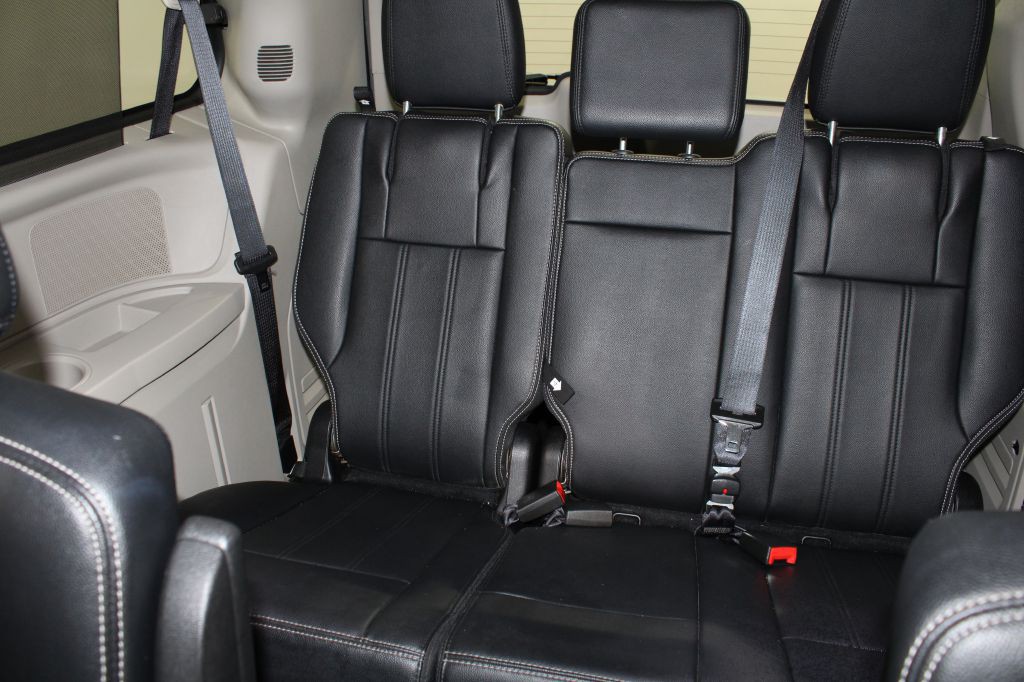 2016 Chrysler Town & Country Image 17