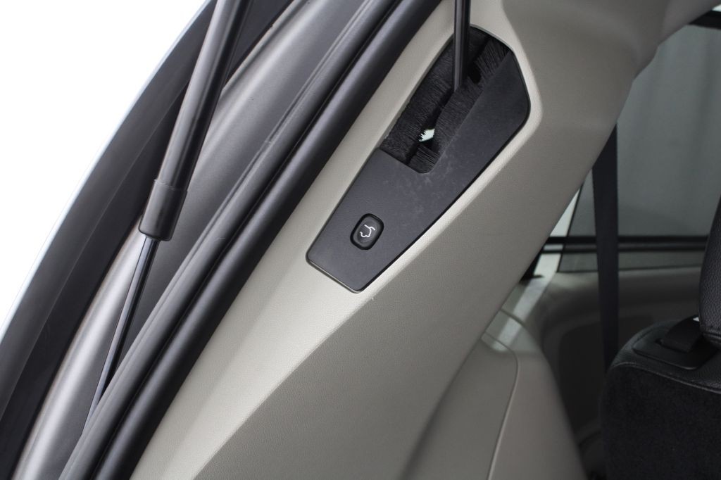 2016 Chrysler Town & Country Image 19