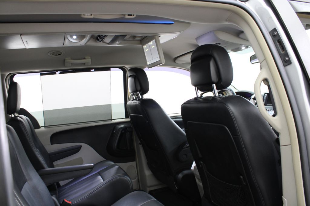 2016 Chrysler Town & Country Image 22