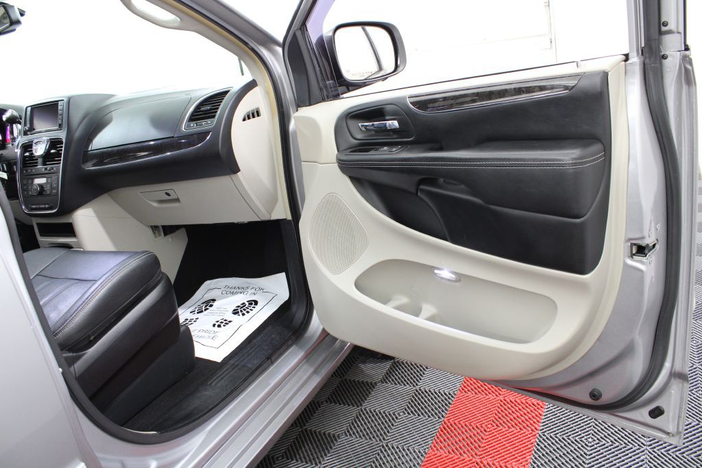 2016 Chrysler Town & Country Image 23