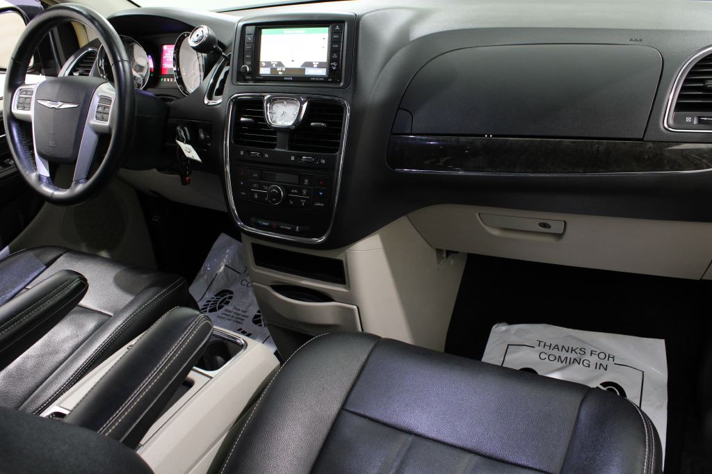 2016 Chrysler Town & Country Image 25