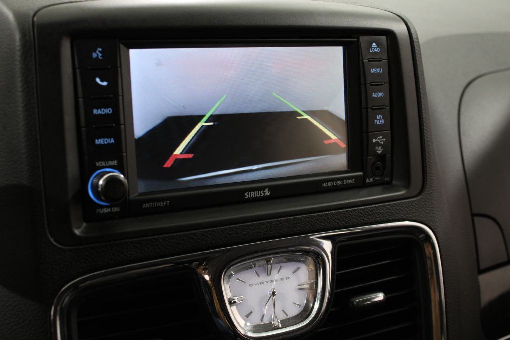 2016 Chrysler Town & Country Image 31