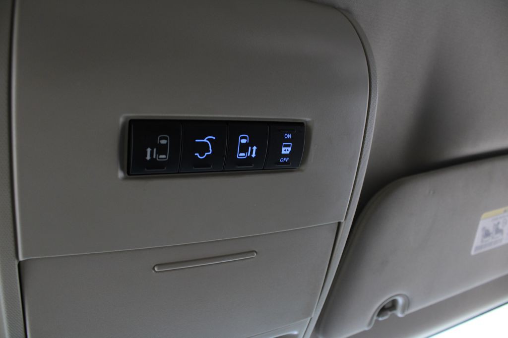 2016 Chrysler Town & Country Image 32