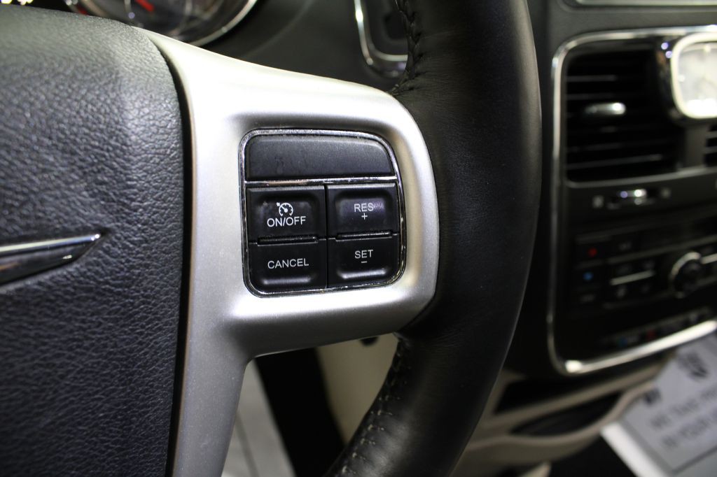 2016 Chrysler Town & Country Image 35