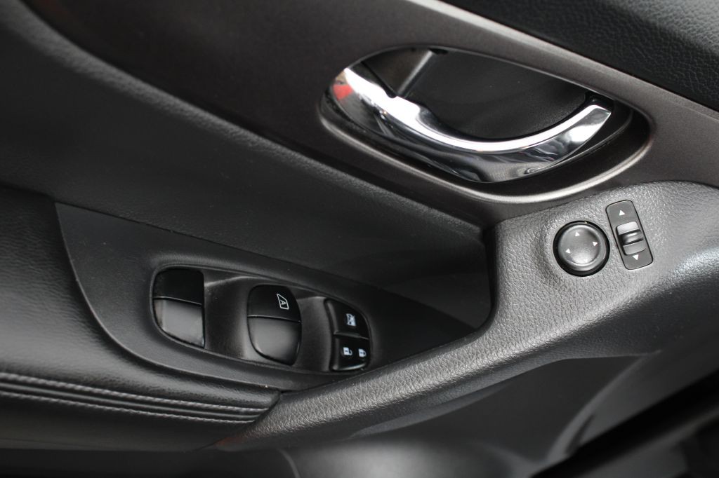 2015 Nissan Rogue Image 30