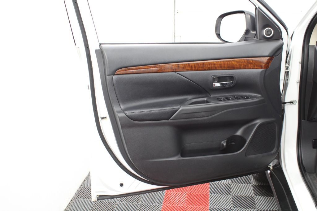 2014 Mitsubishi Outlander Image 12