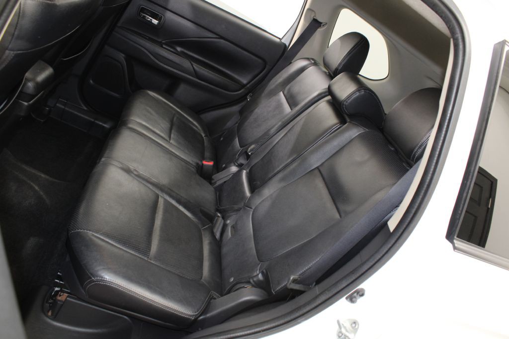 2014 Mitsubishi Outlander Image 16
