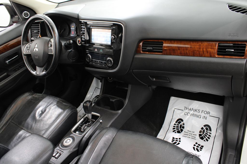 2014 Mitsubishi Outlander Image 23