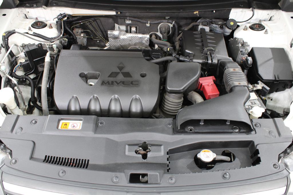 2014 Mitsubishi Outlander Image 41