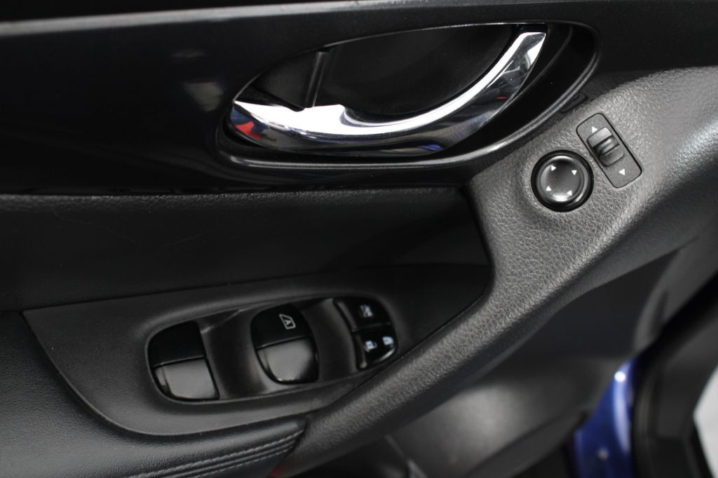 2017 Nissan Rogue Image 37
