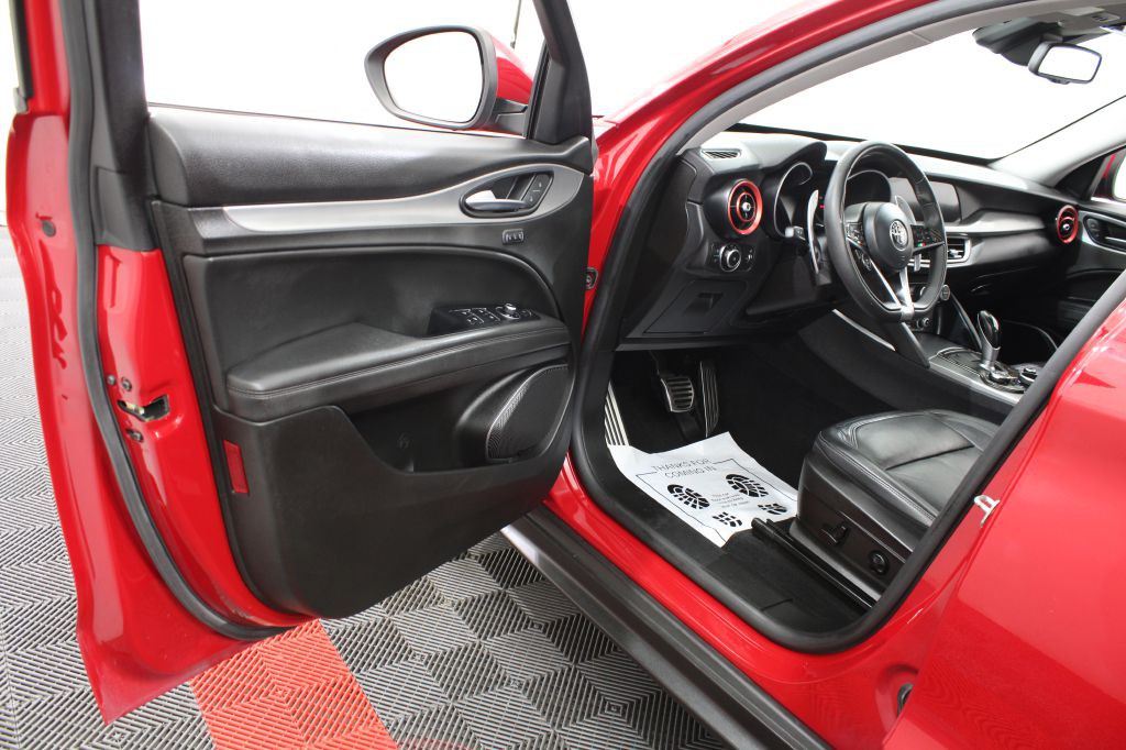 2018 Alfa Romeo Stelvio Image 16
