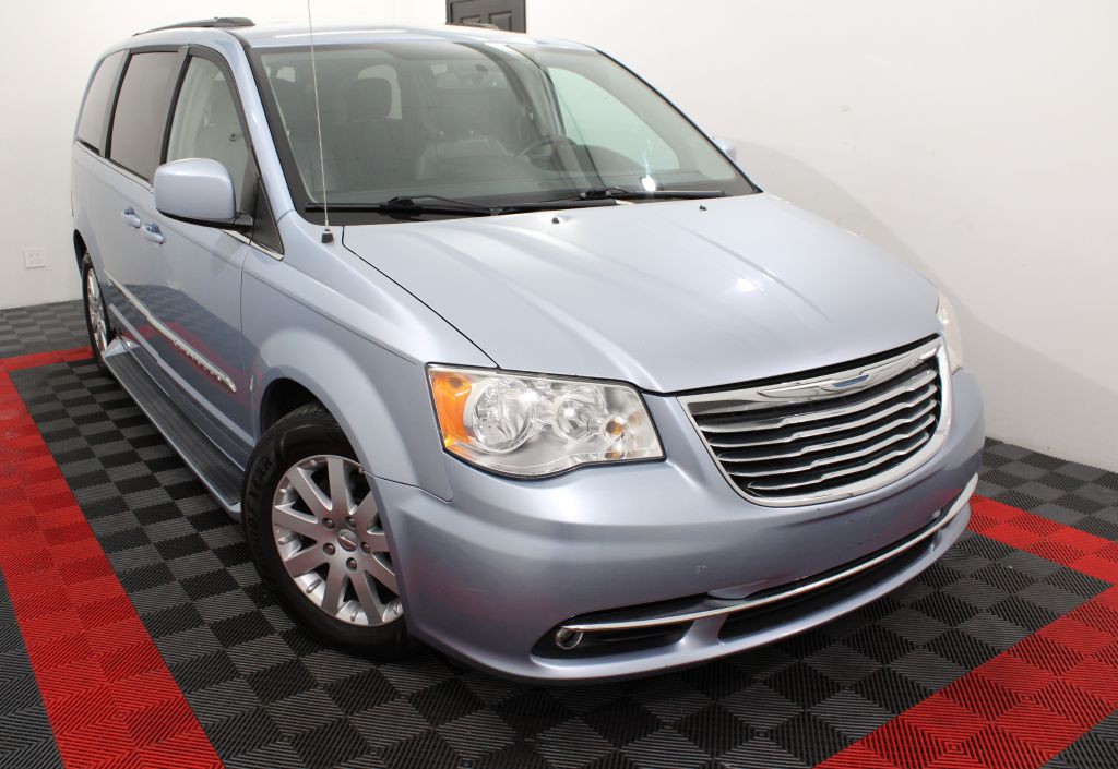 2013 Chrysler Town & Country Image 1