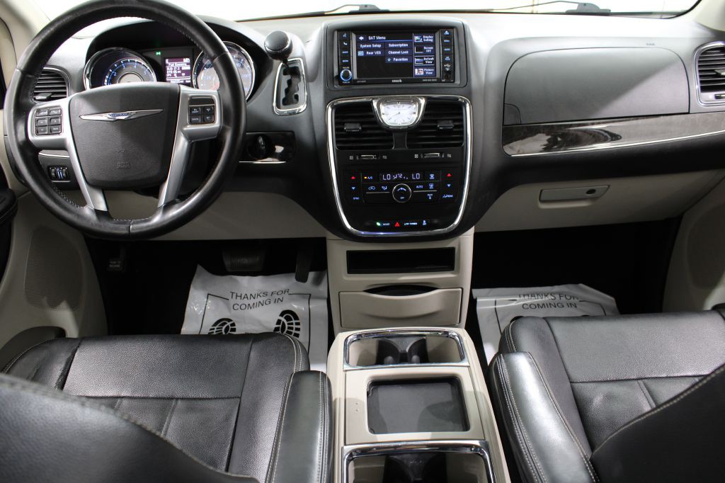 2013 Chrysler Town & Country Image 2