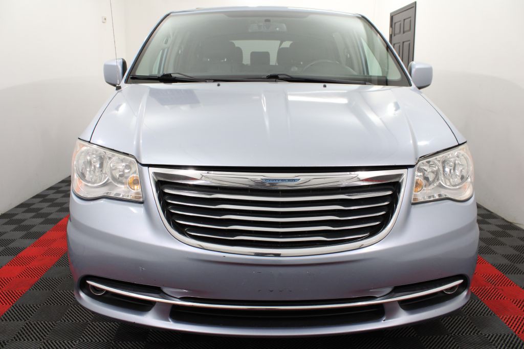 2013 Chrysler Town & Country Image 3