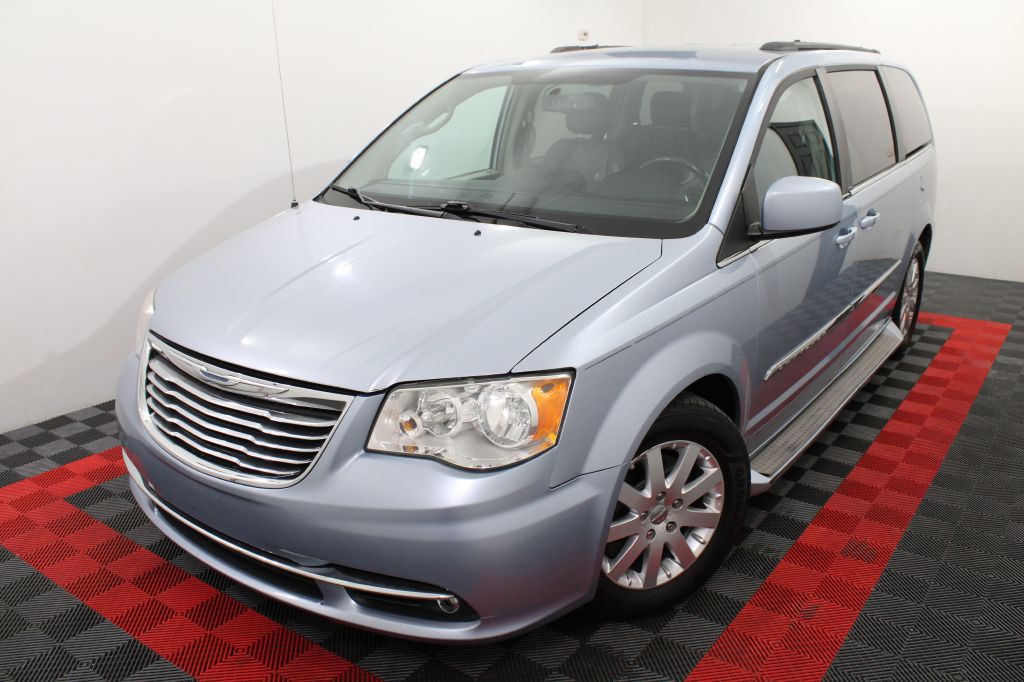 2013 Chrysler Town & Country Image 4