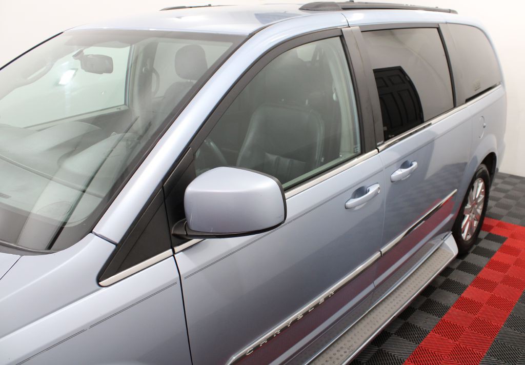 2013 Chrysler Town & Country Image 6