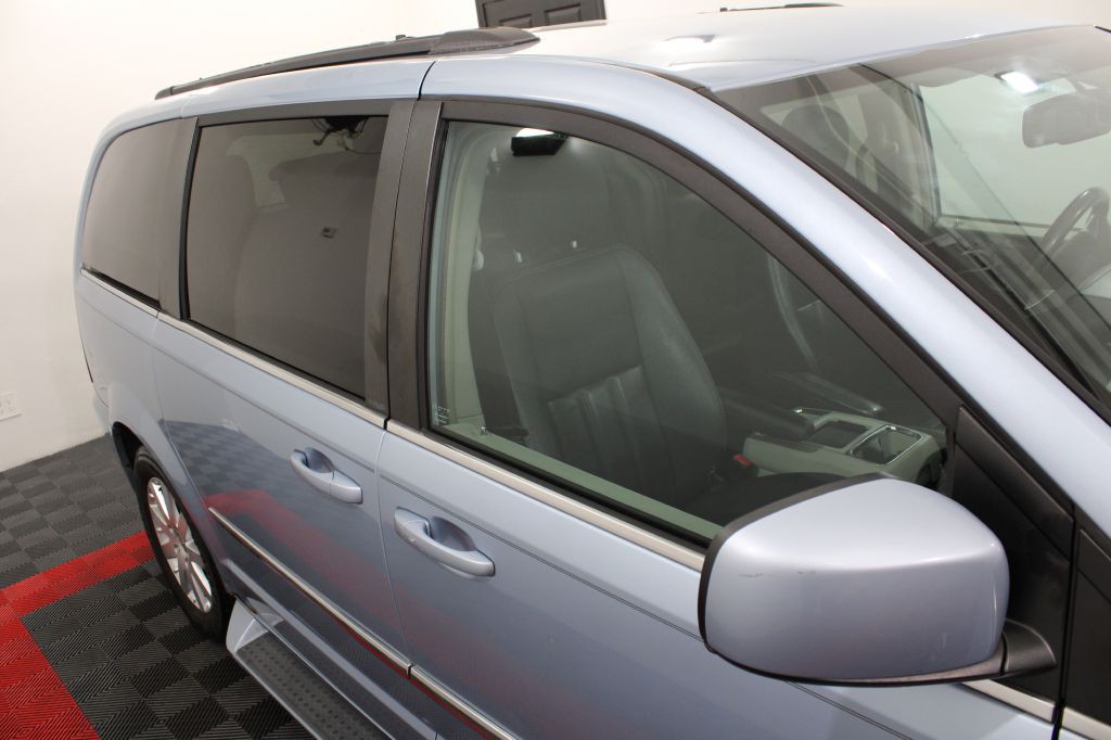 2013 Chrysler Town & Country Image 7
