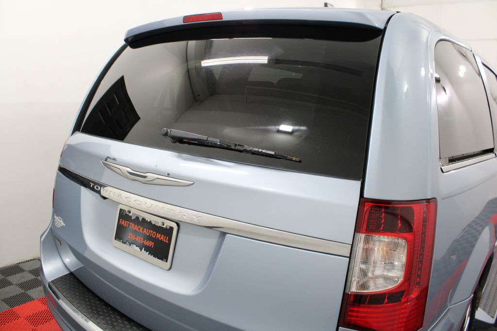 2013 Chrysler Town & Country Image 8