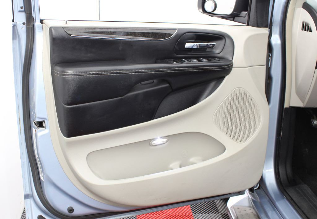 2013 Chrysler Town & Country Image 10