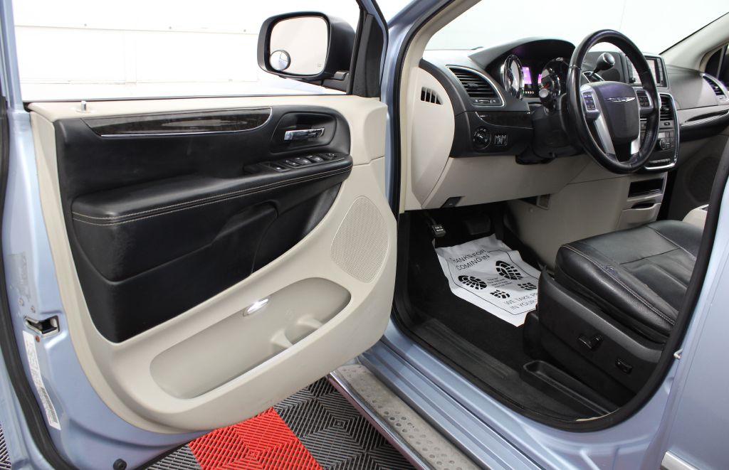 2013 Chrysler Town & Country Image 11
