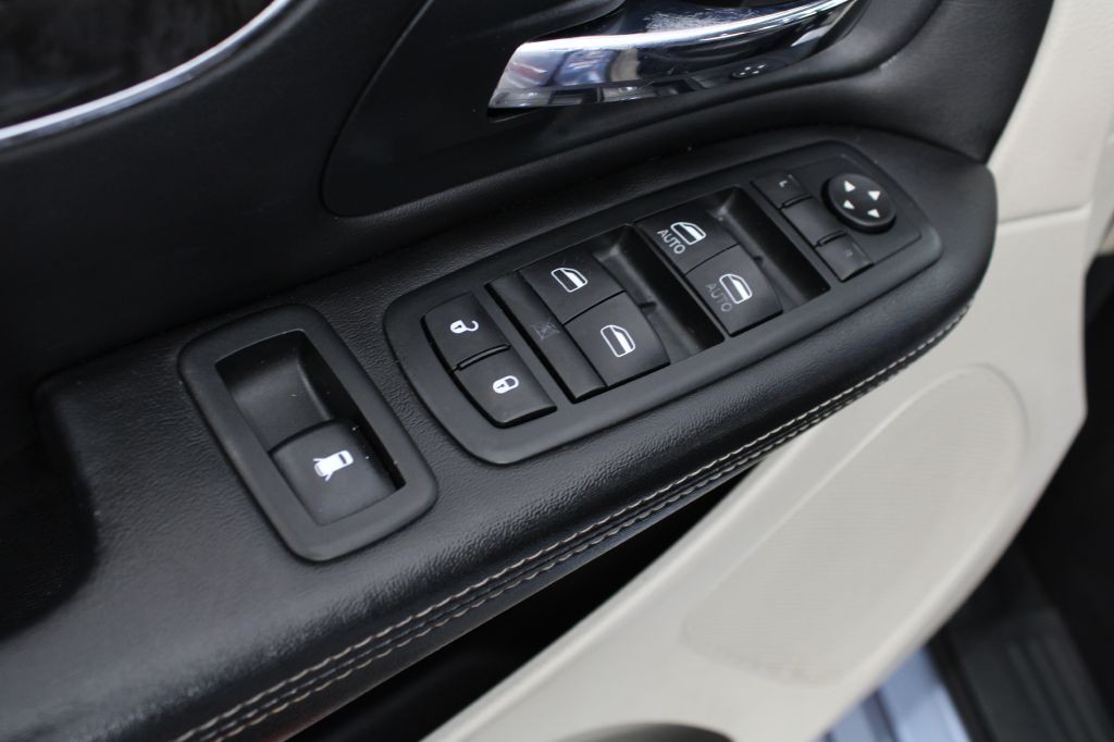 2013 Chrysler Town & Country Image 12