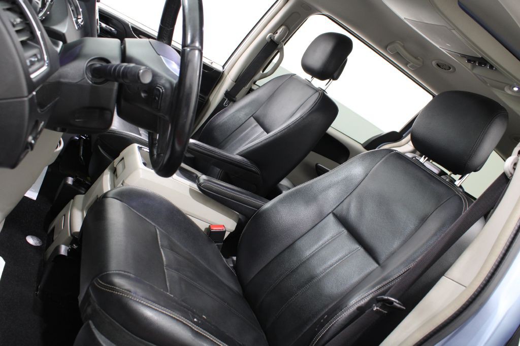 2013 Chrysler Town & Country Image 13