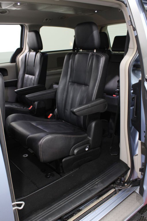 2013 Chrysler Town & Country Image 14