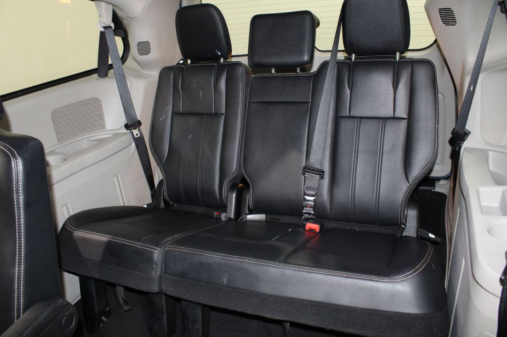 2013 Chrysler Town & Country Image 16