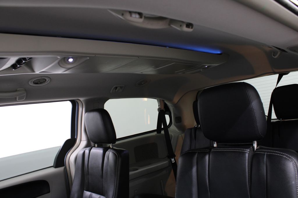 2013 Chrysler Town & Country Image 17