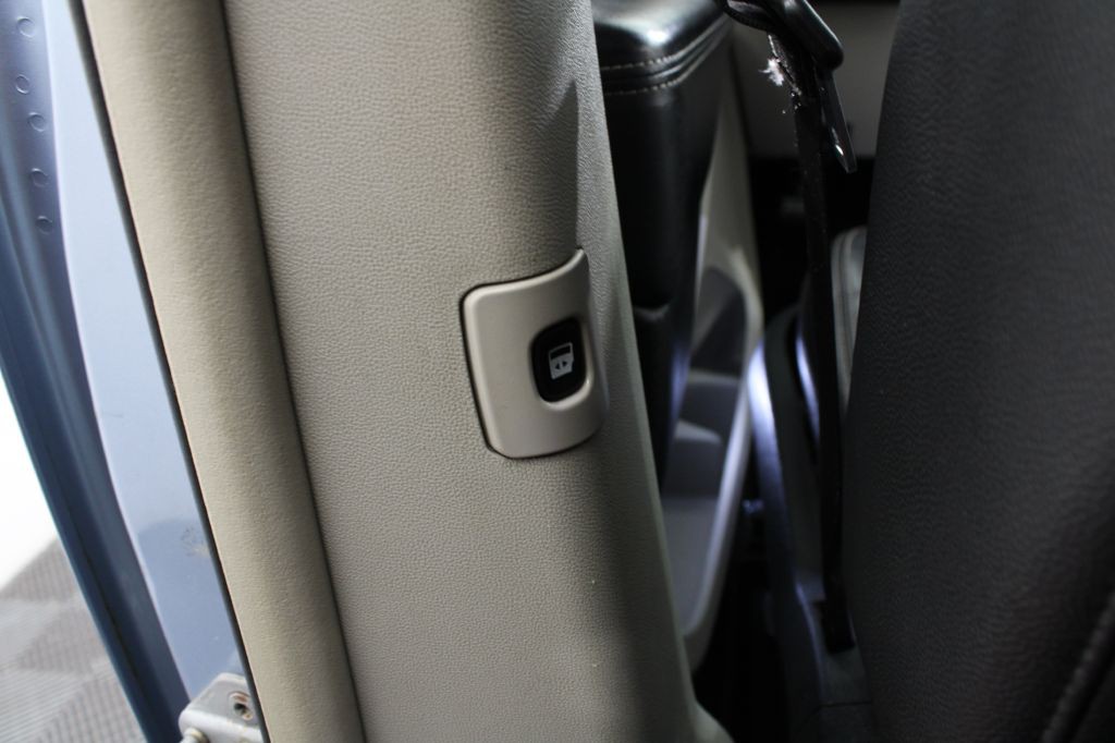 2013 Chrysler Town & Country Image 18