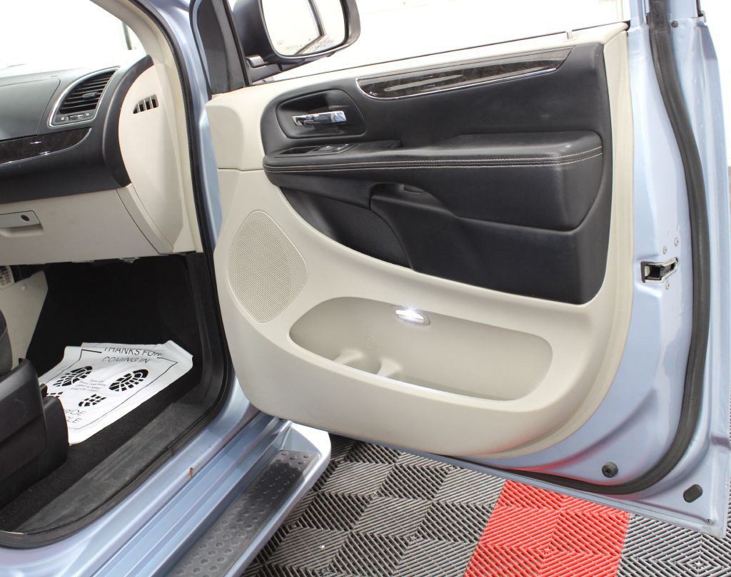 2013 Chrysler Town & Country Image 21