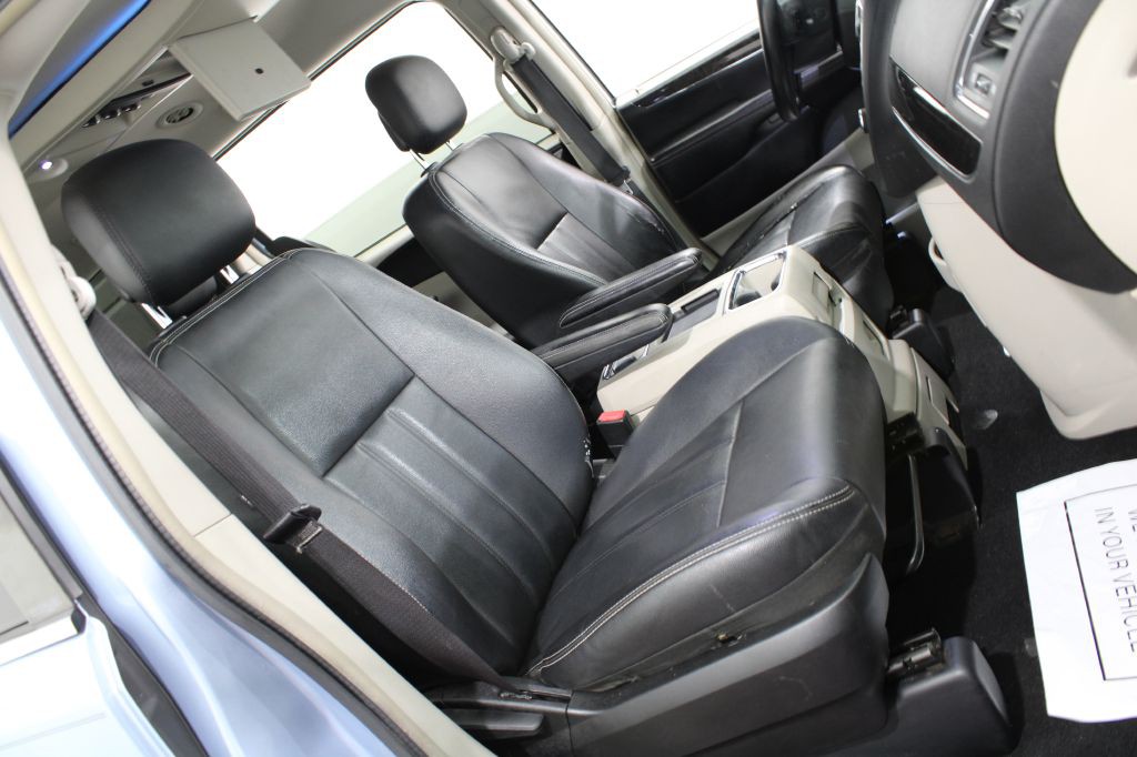 2013 Chrysler Town & Country Image 22