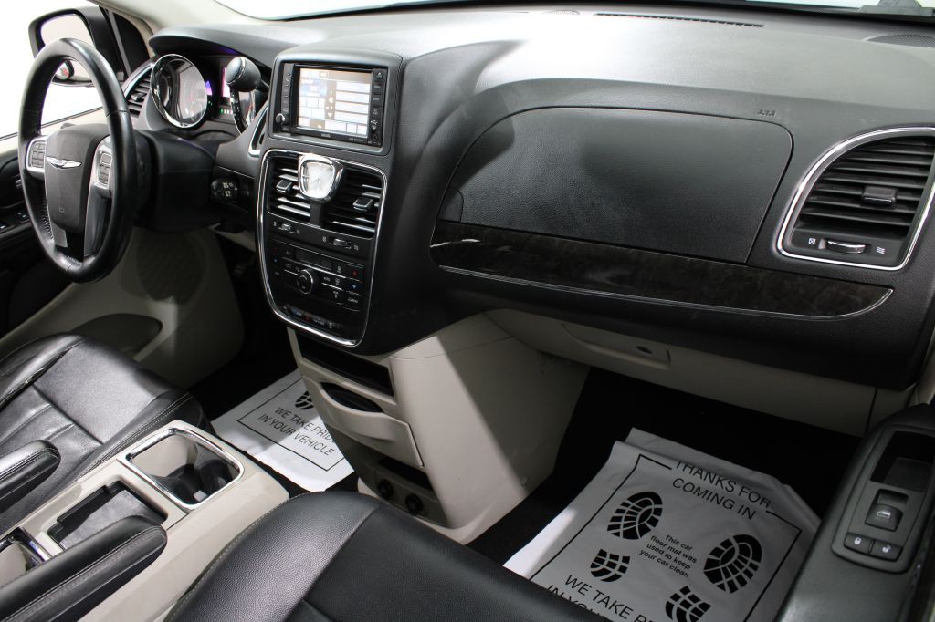 2013 Chrysler Town & Country Image 23
