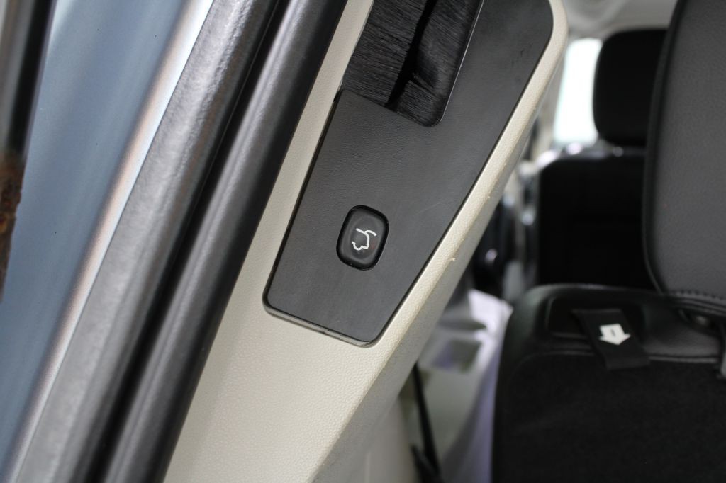 2013 Chrysler Town & Country Image 24