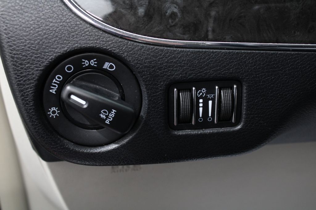 2013 Chrysler Town & Country Image 32