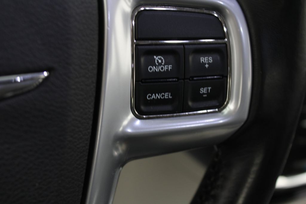 2013 Chrysler Town & Country Image 34