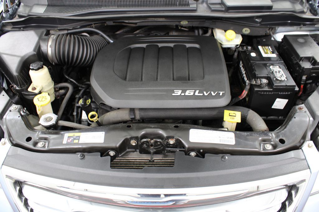 2013 Chrysler Town & Country Image 38