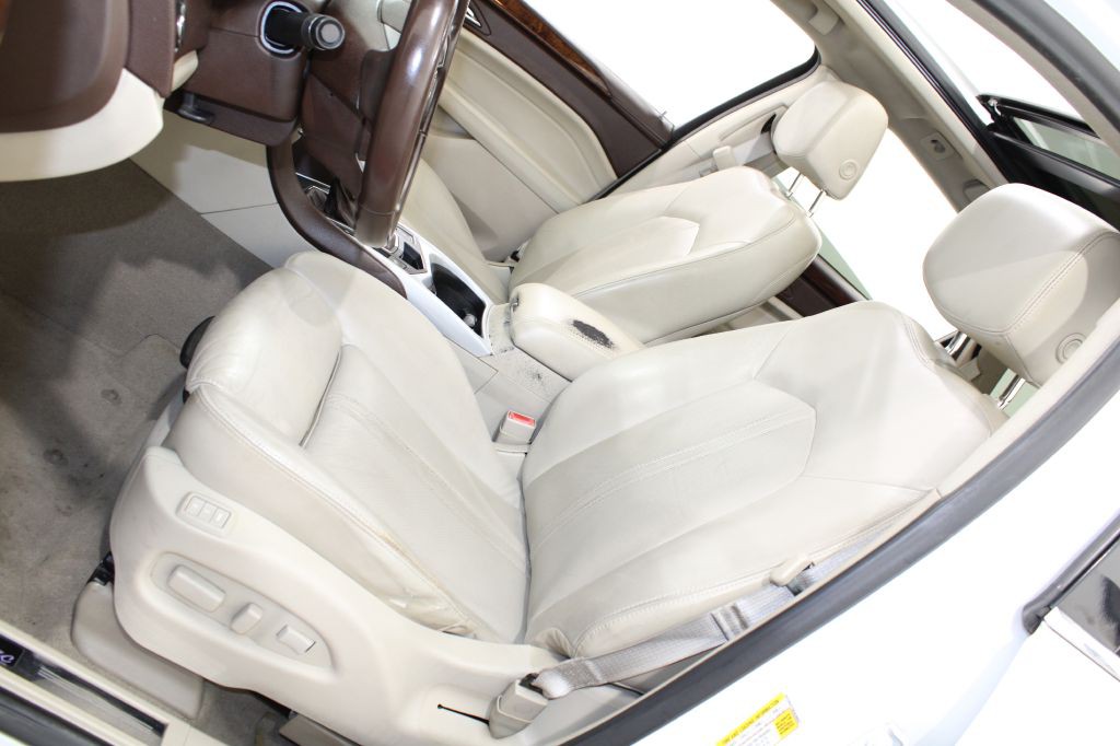 2011 Cadillac SRX Image 16