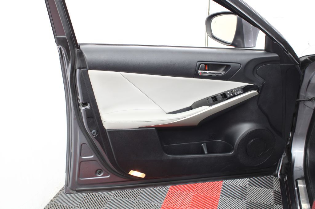 2015 Lexus IS Image 15