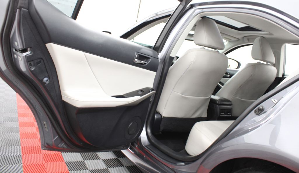 2015 Lexus IS Image 18