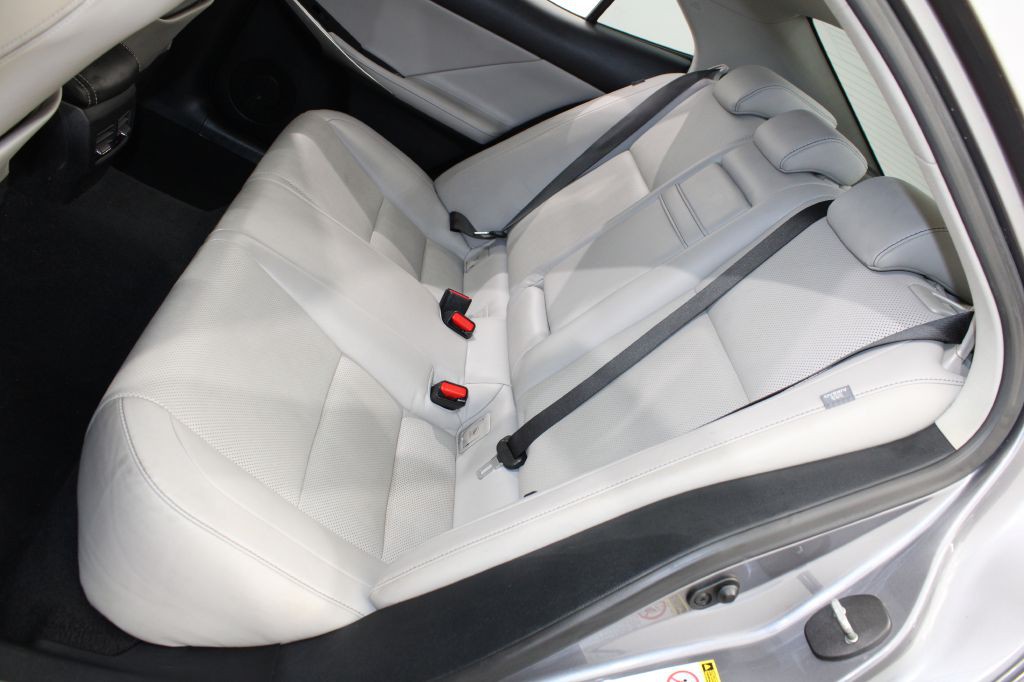 2015 Lexus IS Image 19
