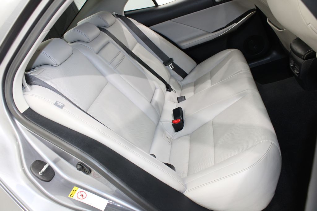 2015 Lexus IS Image 21