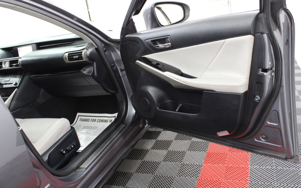 2015 Lexus IS Image 22