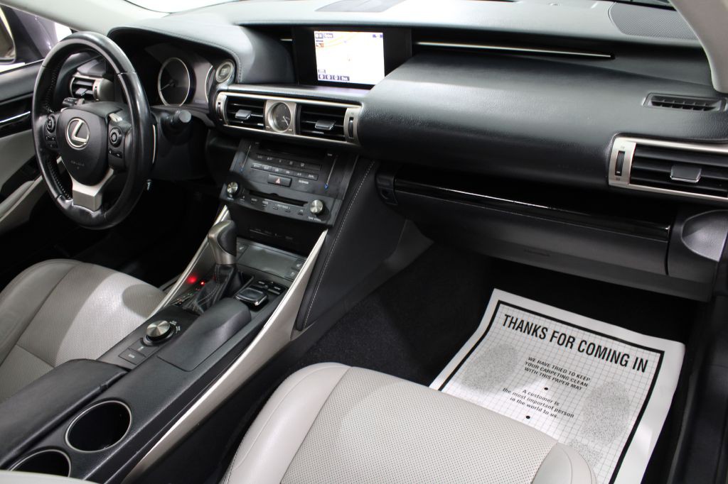 2015 Lexus IS Image 24