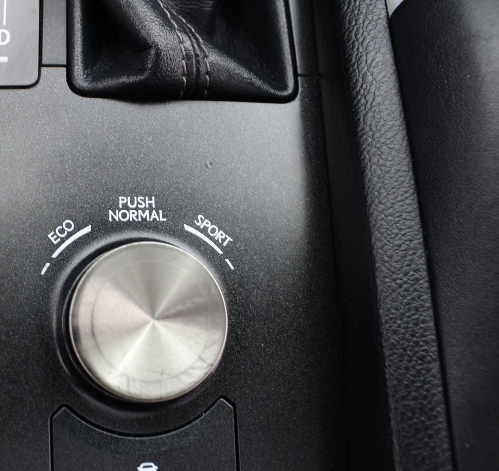 2015 Lexus IS Image 32