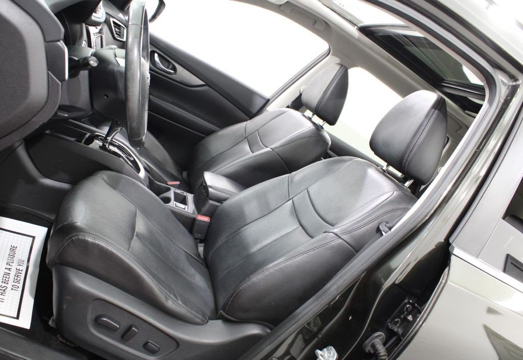 2016 Nissan Rogue Image 17