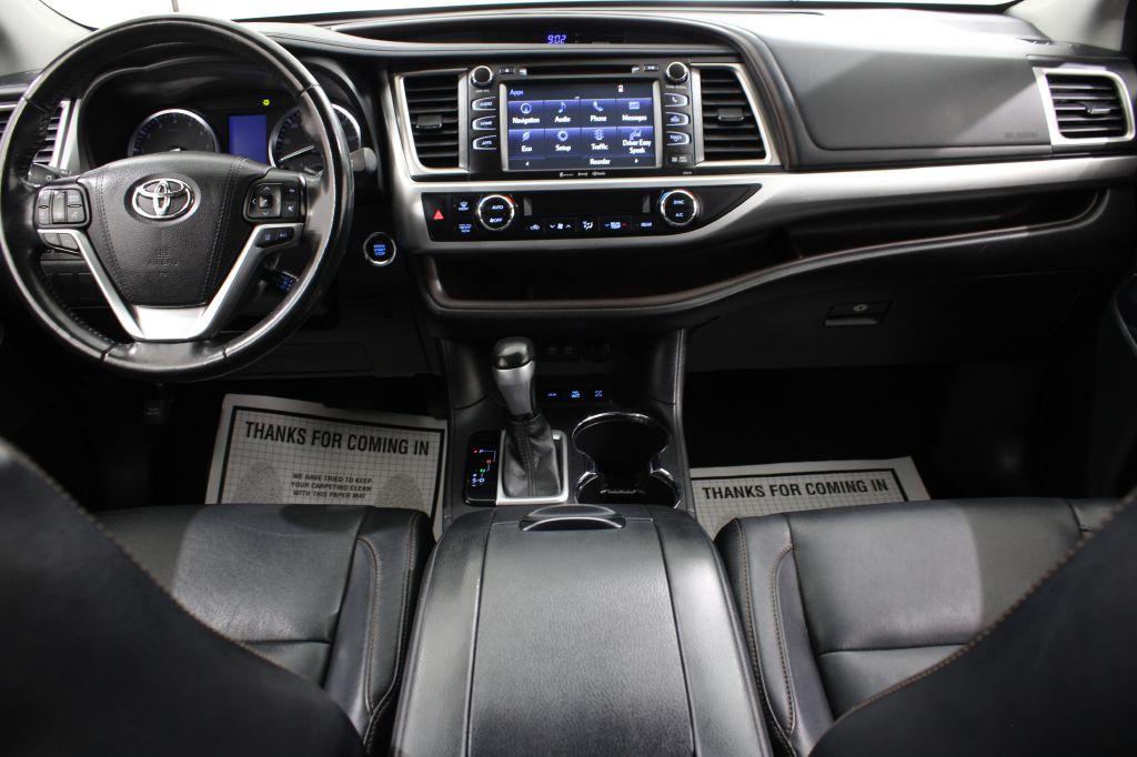 2017 Toyota Highlander Image 2