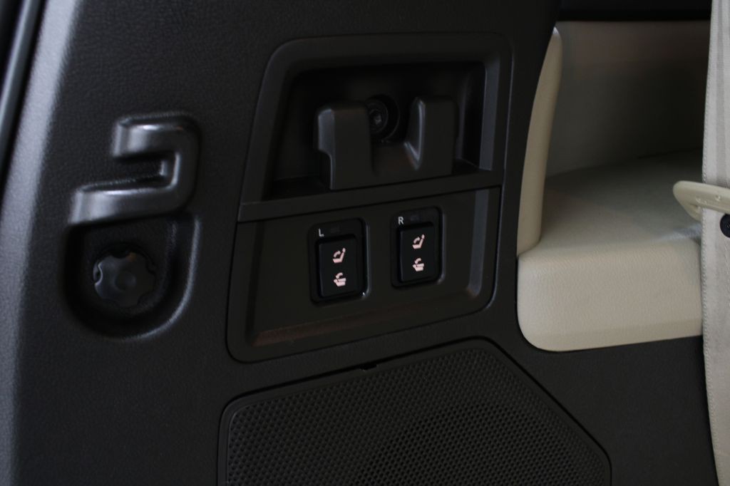 2011 Toyota Sequoia Image 22