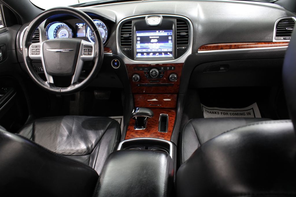 2014 Chrysler 300 Image 2